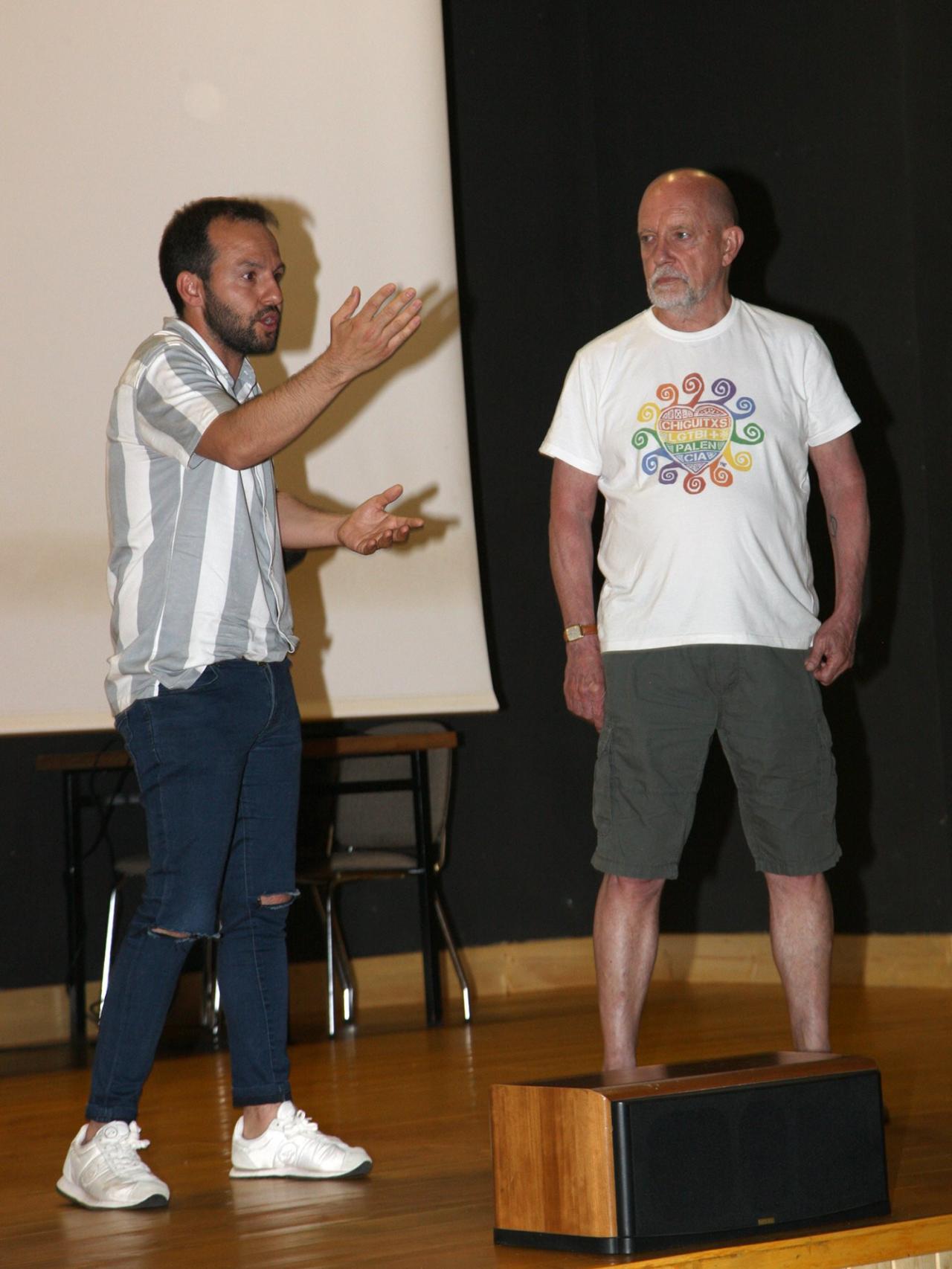 Cristian Delgado en una charla LGTBI en su municipio.