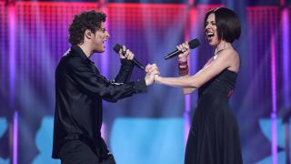 Andrea Guasch y Rubén Tajuelo 'Rosco' rememoran en 'TCMS' a Chenoa y Bisbal con su 'Escondidos'.