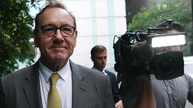 Kevin Spacey a su salida del juzgado en Londres, este viernes. Foto: EFE/EPA/Andy Rain