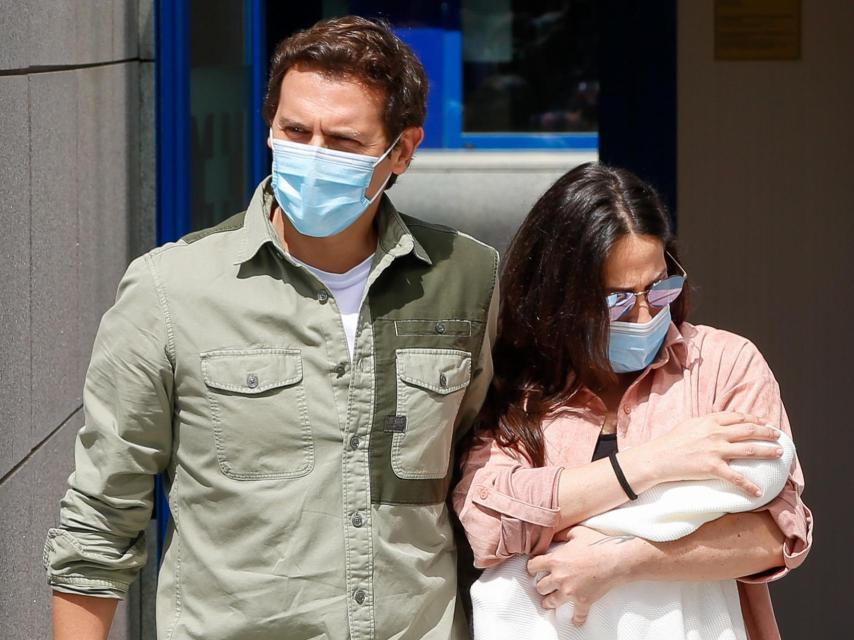 La expareja saliendo del hospital tras convertirse en padres de la pequeña Lucía, en junio de 2020.