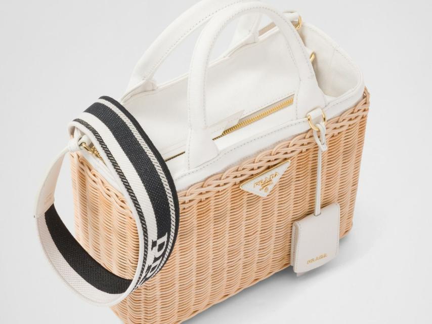 El nuevo bolso de Prada de Carmen Lomana.