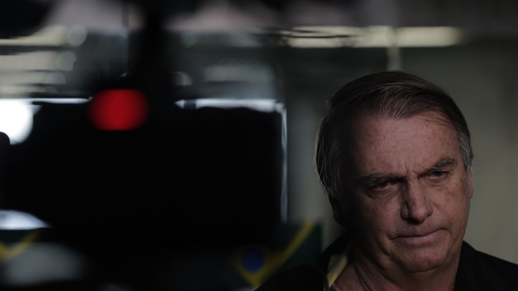 El expresidente de Brasil, Jair Bolsonaro, llega este jueves al aeropuerto de Río de Janeiro.