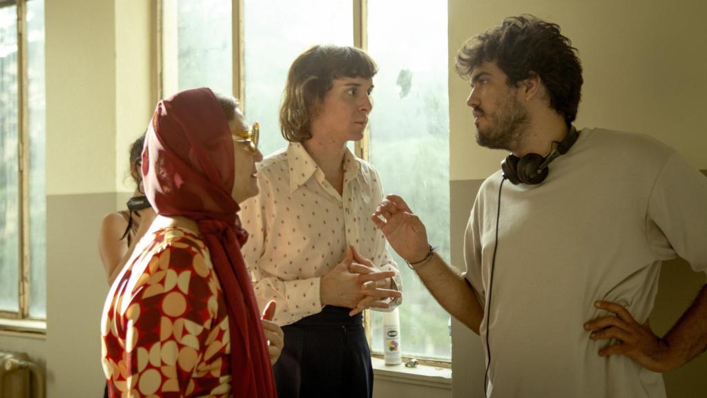 Alejandro Marín (derecha), dirigiendo la película 'Te estoy amando locamente'.