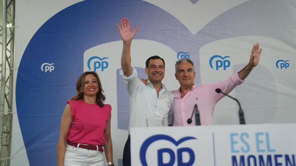 Patricia Navarro, Juanma Moreno y Elías Bendodo en el acto de Málaga.