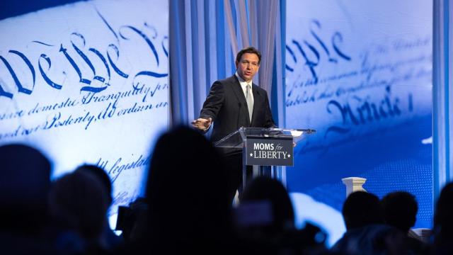 El gobernador de Florida, Ron DeSantis, pronuncia un discurso en la cumbre anual del grupo Mamás por la libertad este viernes.