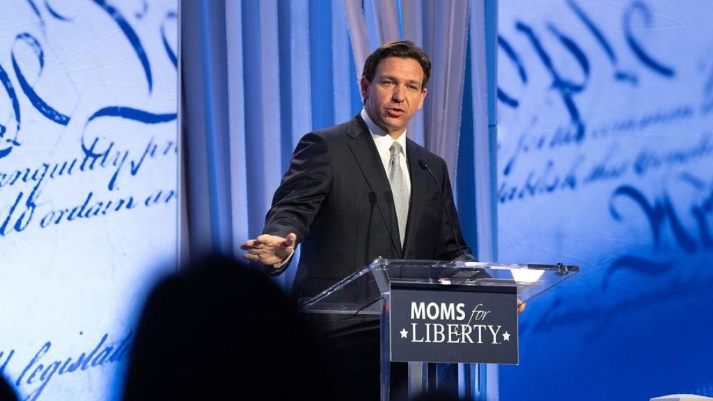 El gobernador de Florida, Ron DeSantis, pronuncia un discurso en la cumbre anual del grupo Mamás por la libertad este viernes.