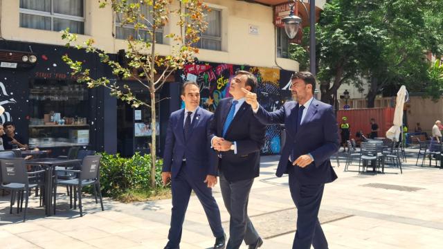 El concejal Antonio Peral, el vicepresidente de la CE Margaritis Schinas y el alcalde de Alicante Luis Barcala.