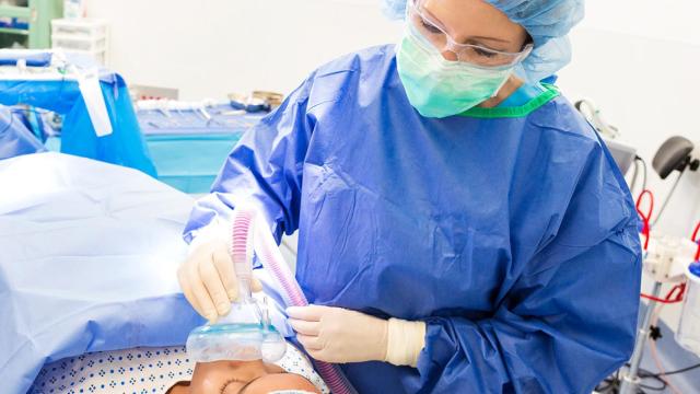 Una enfermera atiende a un paciente