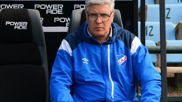 Alvaro Gutiérrez en el banquillo de Nacional