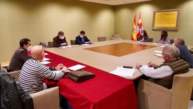 Una reunión entre sindicatos y políticos por el Serla en imagen de archivo
