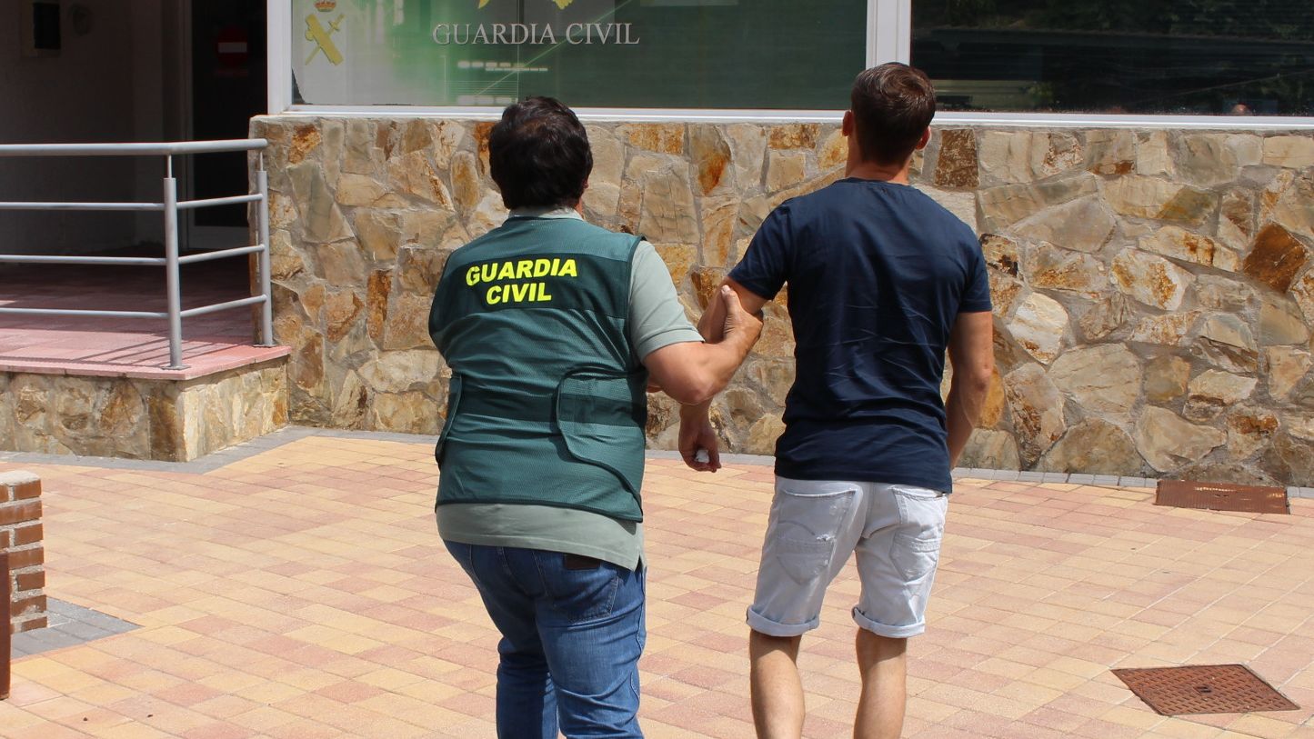 ARCHIVO - Un detenido por la Guardia Civil