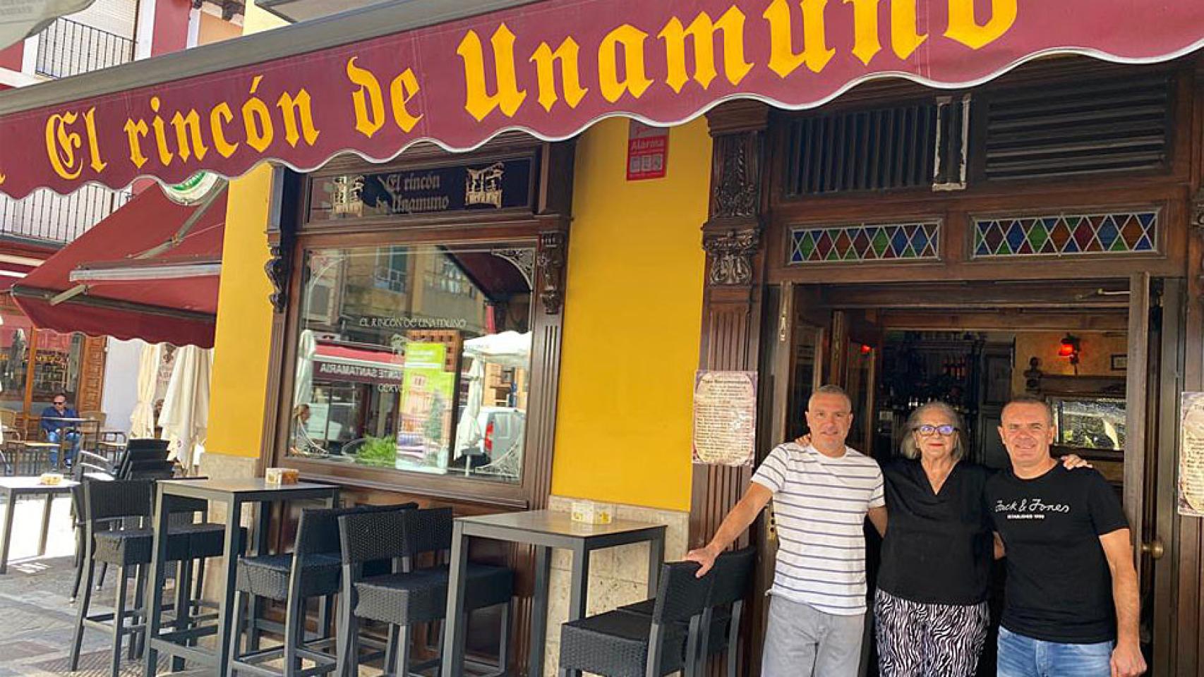 De izquierda a derecha: Juan Carlos, María de los Ángeles y Mateo en el Bar-Cervecería El Rincón de Unamuno