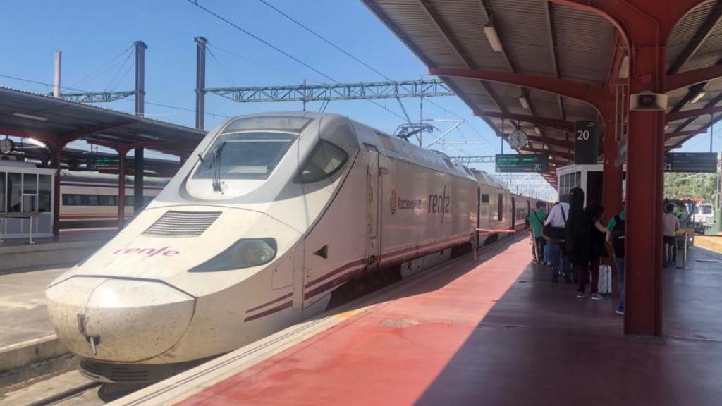 Pasajeros pasando el control de acceso a un tren en la estación de Chamartín en Madrid