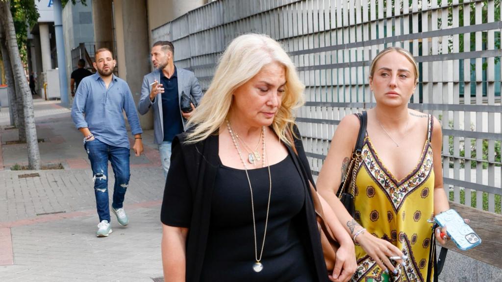 Rocío Flores a su llegada al Juzgado de lo Penal de Madrid junto a Antonio David Flores, su padre, y su hermano David