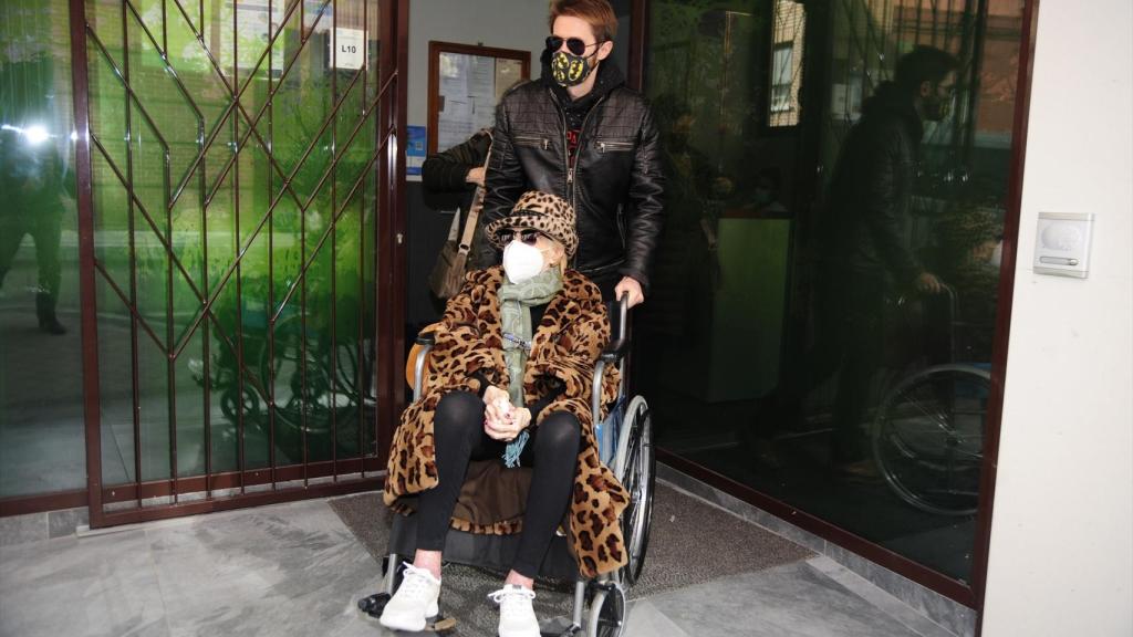 Concha Velasco junto a su hijo Manuel durante una salida al teatro