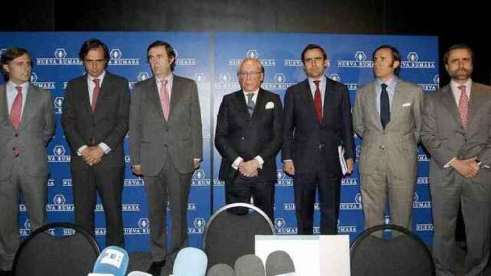 José María Ruiz-Mateos (en el centro) junto a seis de sus hijos.