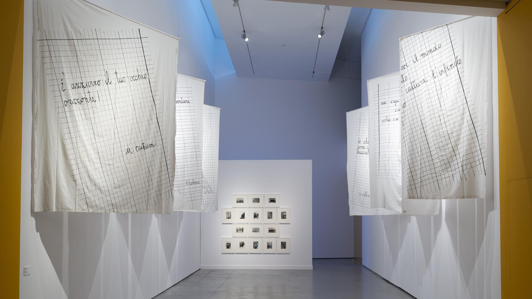 'El árbol de la miel amarga', 1997, de Maria Lai en Es Baluard. Al fondo, 'Ligarse a la montaña', 1981