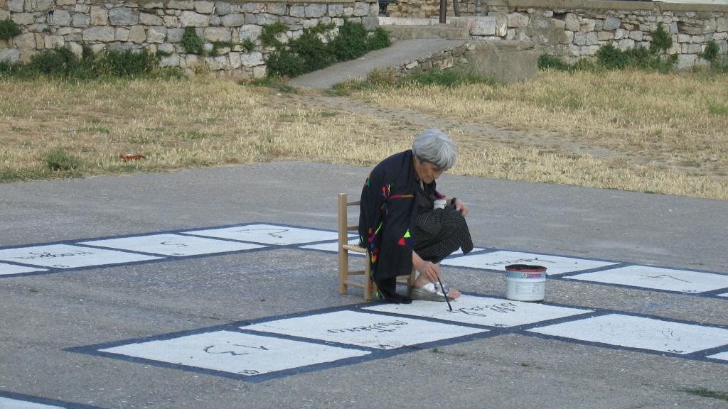Maria Lai mientras realizaba 'El vuelo del juego de la oca', Ulassai, 2003