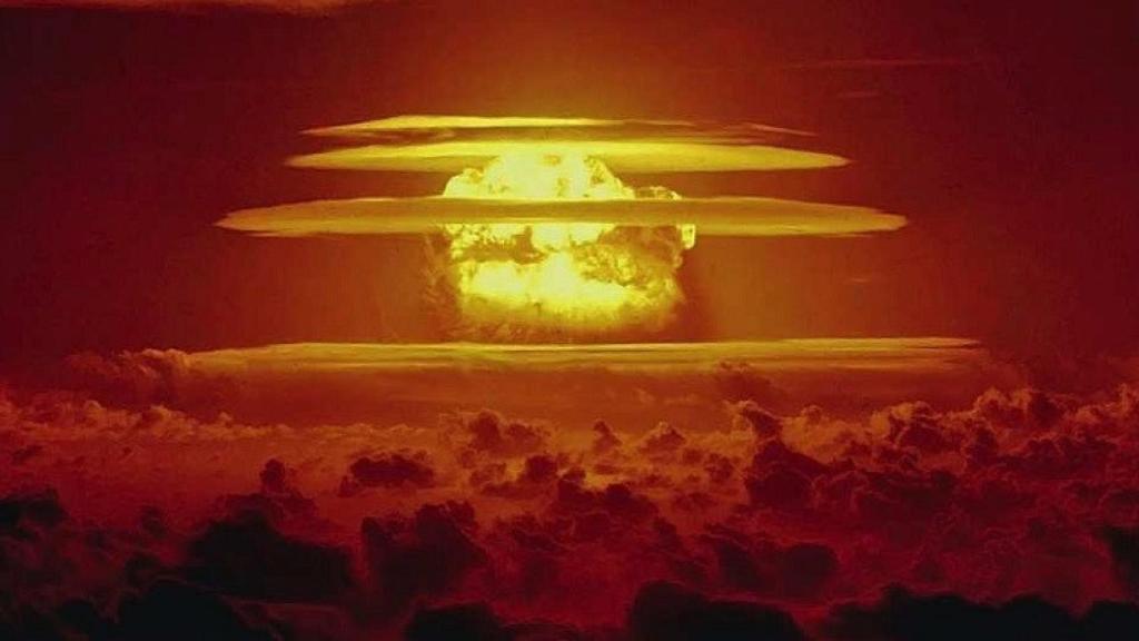 Estados Unidos hizo explotar Castle Bravo, la bomba más potente de su historia, el 1 de marzo de 1954.