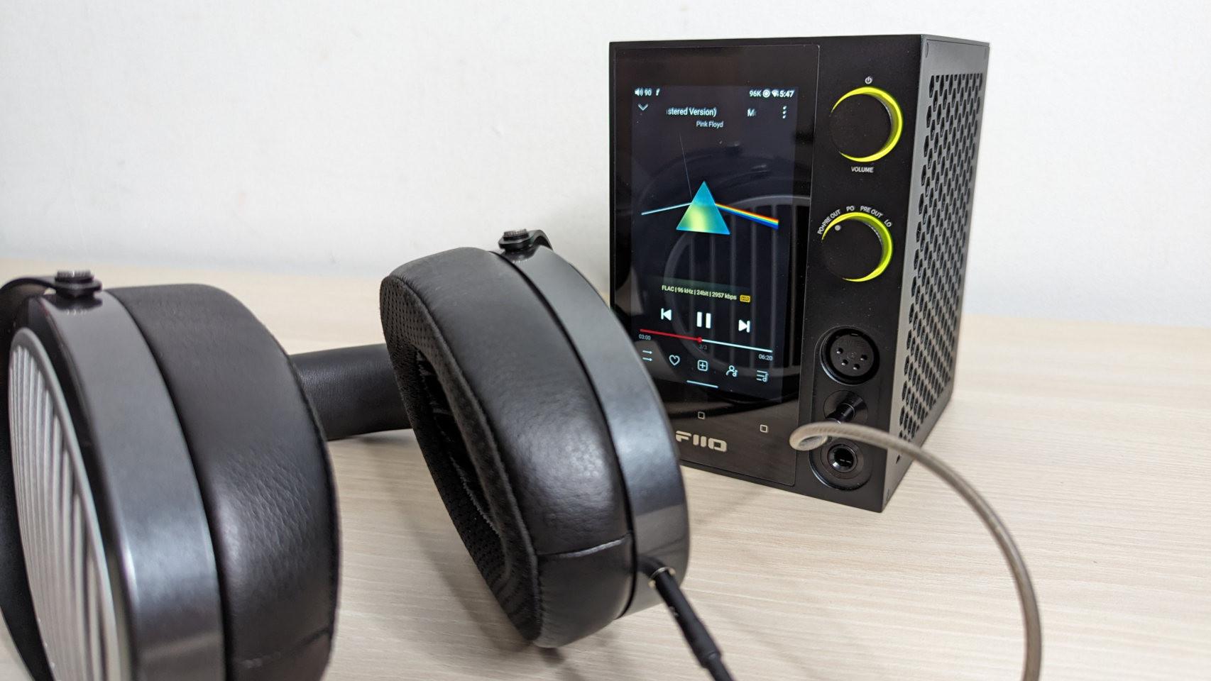 El FiiO R7, con unos auriculares Hifiman Edition XS