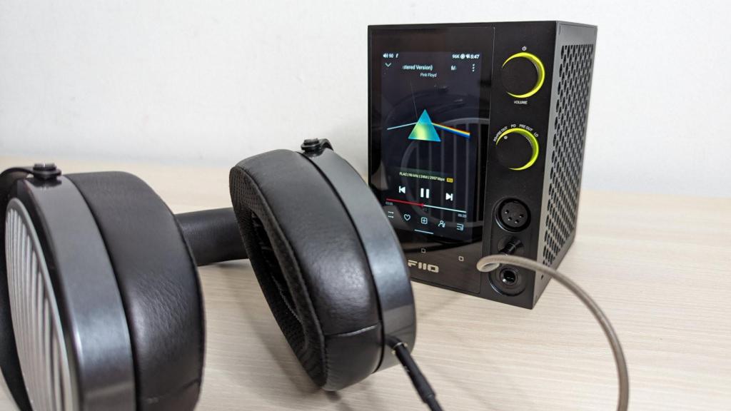 El FiiO R7, con unos auriculares Hifiman Edition XS