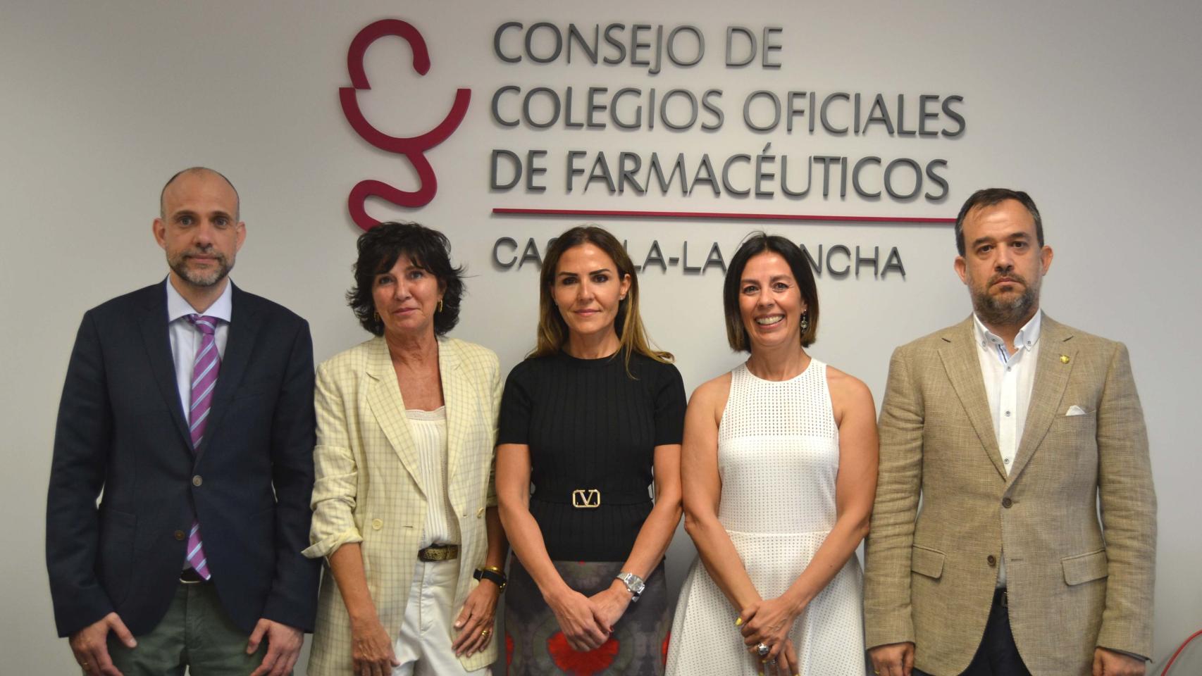 La presidenta del COFCAM, Concepción Sánchez Montero, junto a los asistentes a la firma con el IMSERSO