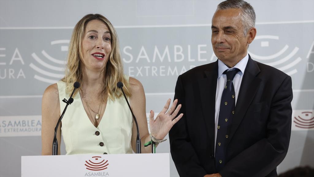 La líder del PP extremeño, María Guardiola, y el portavoz de Vox en la Asamblea de Extremadura, Ángel Pelayo Gordillo, este viernes en rueda de prensa.