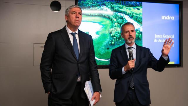 (I-D) El nuevo consejero delegado de Indra, José Vicente de los Mozos, y el presidente de Indra, Marc Murtra, durante la junta general ordinaria de accionistas de Indra 2023.