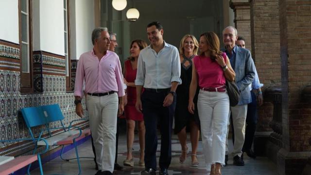 Elías Bendodo, Juanma Moreno y Patricia Navarro, junto al alcalde de Málaga y otros dirigentes del PP.