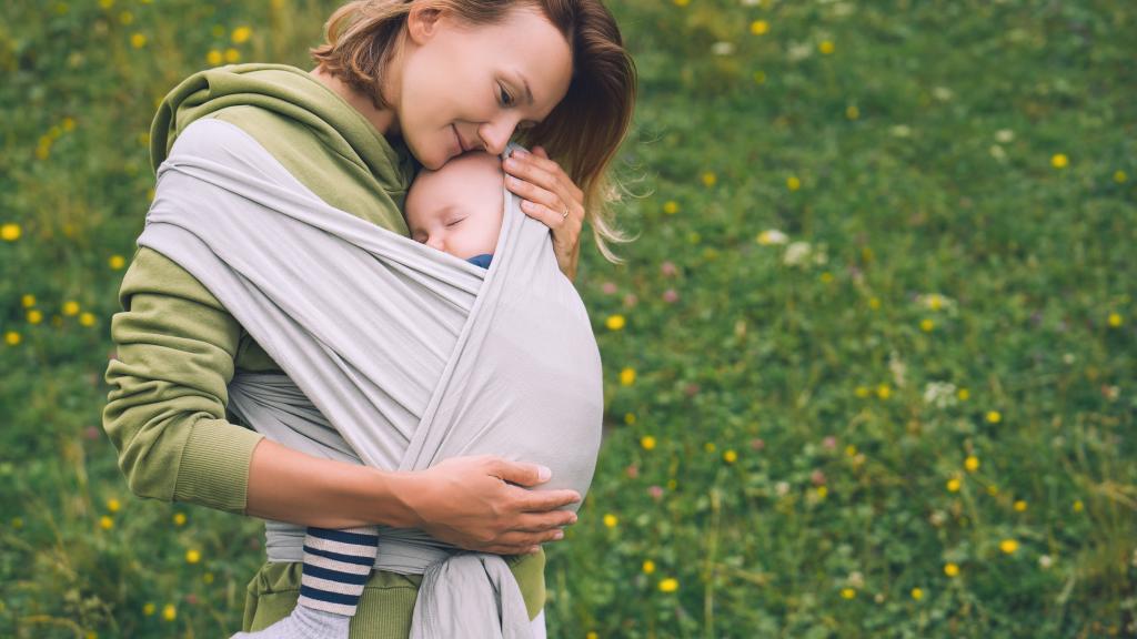 Una mujer con su hijo.