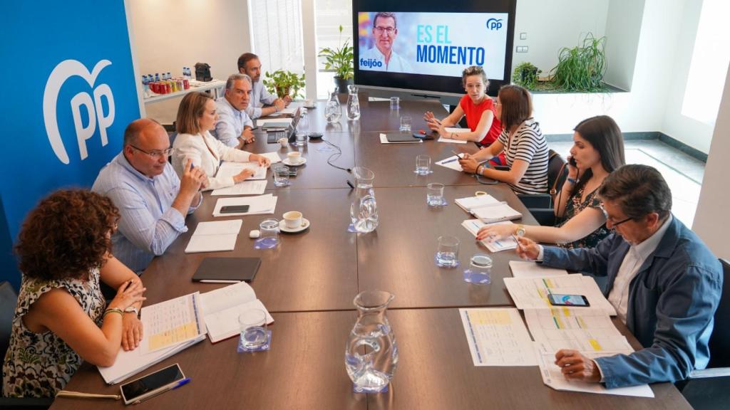 Reunión diaria del comité de campaña reducido del PP, conocida como 'la sala de máquinas', este miércoles por la mañana. De izquierda a derecha:  Isabel Figueira, Miguel Tellado, Cuca Gamarra, Elías Bendodo, Luis de la Matta, Mar Sánchez, Marta Varela, Diana Pérez y Ángel Fernández.