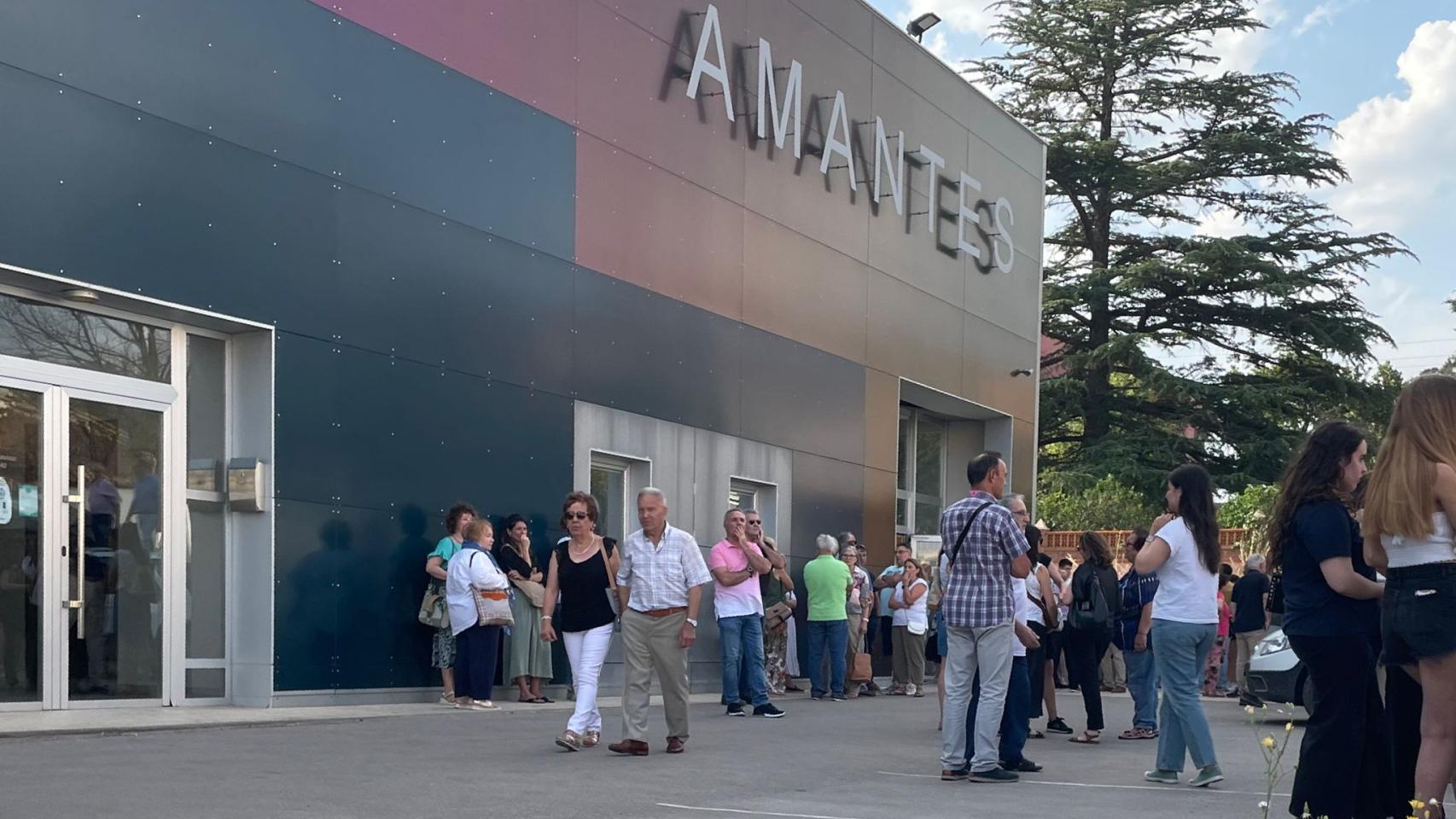 Una imagen a las puertas del tanatorio.