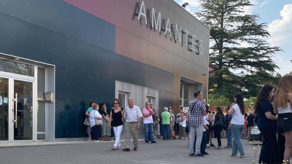 Una imagen a las puertas del tanatorio.
