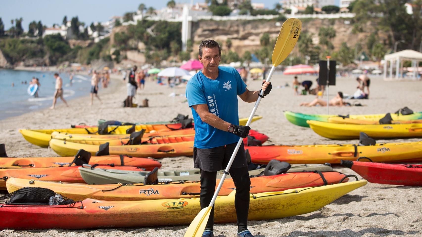 Miguel Joven, en la playa de Burriana (Nerja) donde trabaja para Educare Aventura.