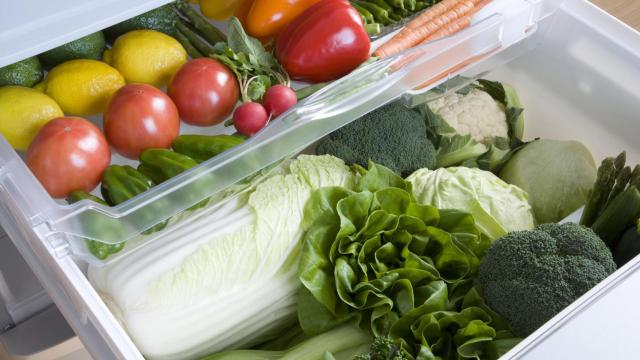 Frutas y verduras en el frigorífico.