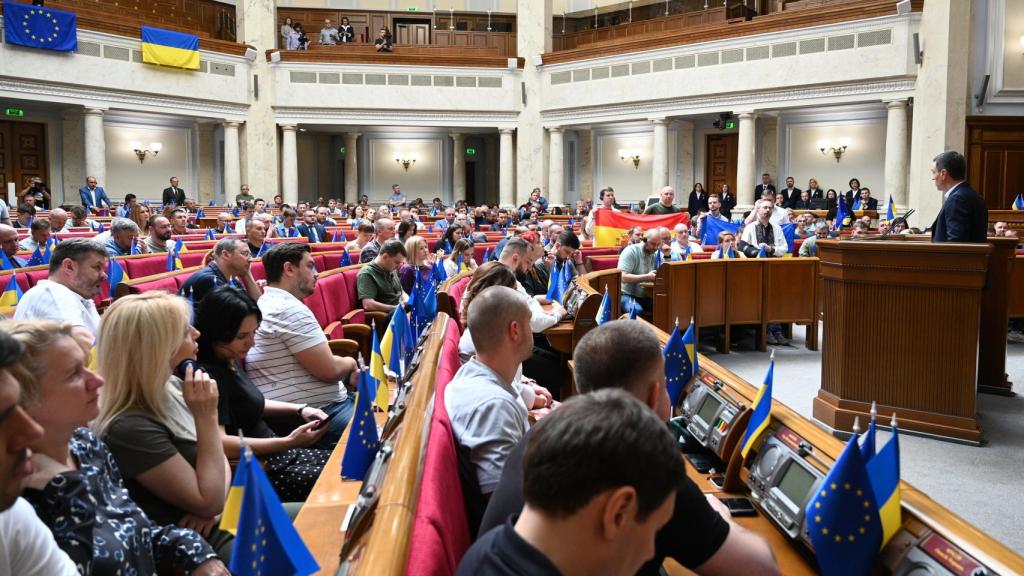 Pedro Sánchez comparece ante la Suprema Rada durante su visita a Kiev