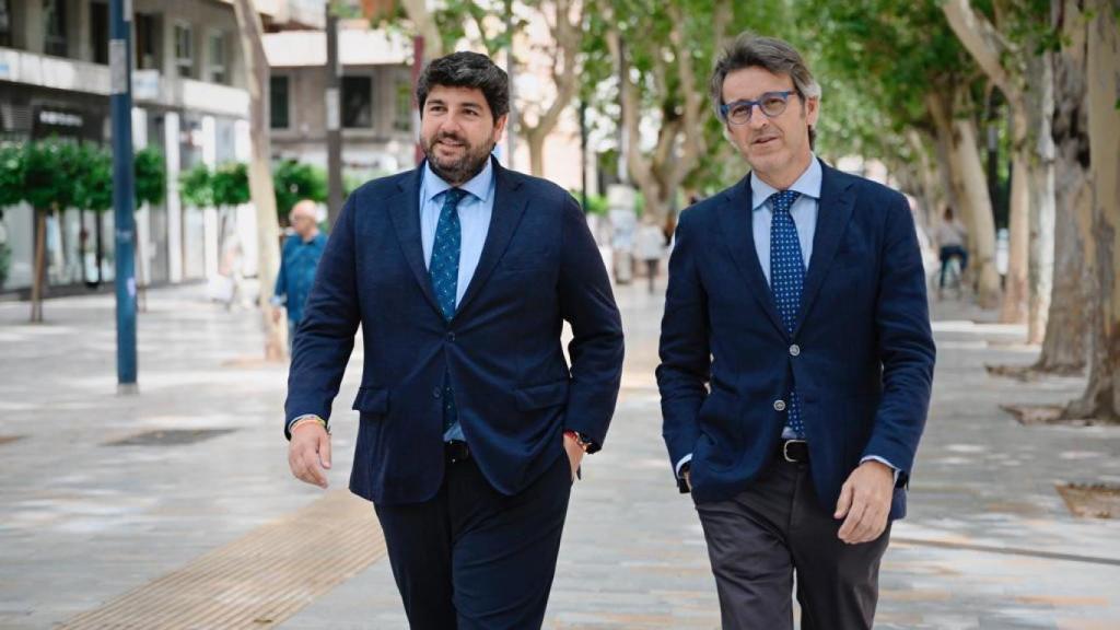 El presidente en funciones de la Región de Murcia, Fernando López Miras, junto al entonces consejero de Hacienda, Luis Alberto Marín.