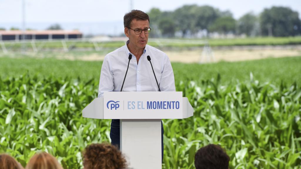 Feijóo clausura un acto en Gimenells sobre el sistema agroalimentario y mundo rural