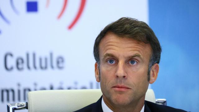 Emmanuel Macron en la reunión de emergencia del Gobierno con motivo de los disturbios desatados en Francia.