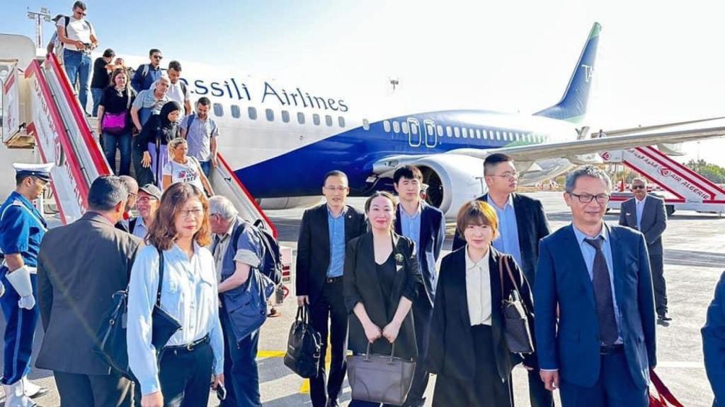 Consorcio de empresas chinas a su llegada a Argelia para visitar la mina de hierro en Tinduf.
