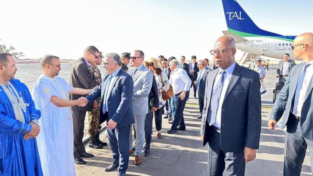Consorcio de empresas chinas a su llegada a Argelia para visitar la mina de hierro en Tinduf.