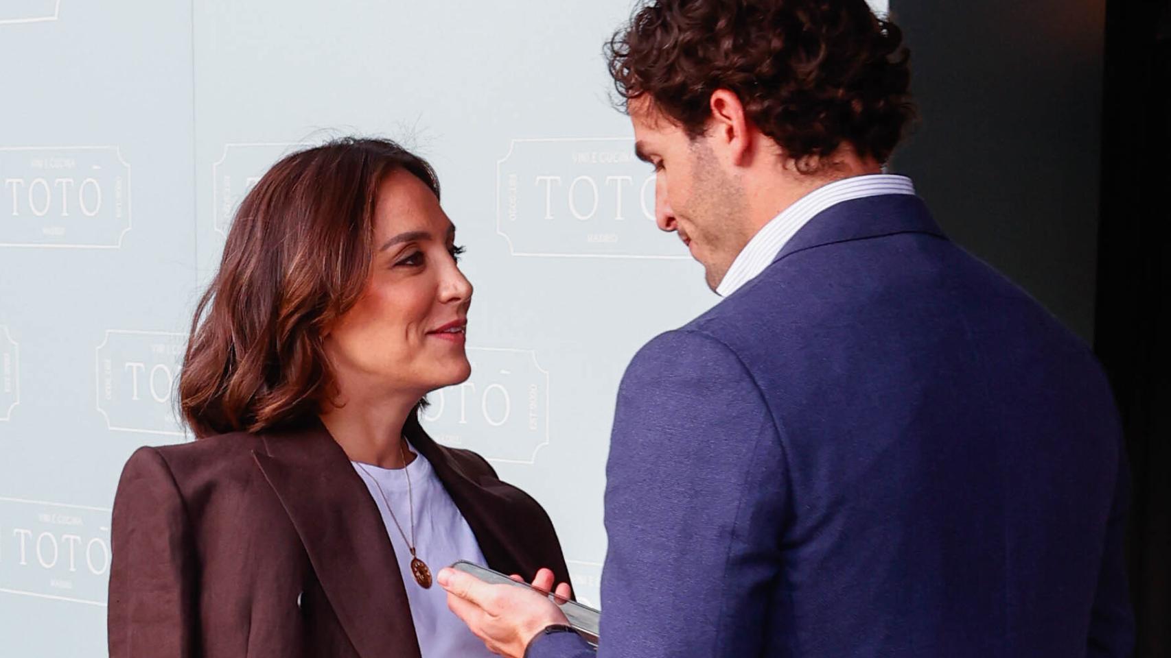 Tamara Falcó e Íñigo Onieva a las puertas del restaurante Totó en Madrid.