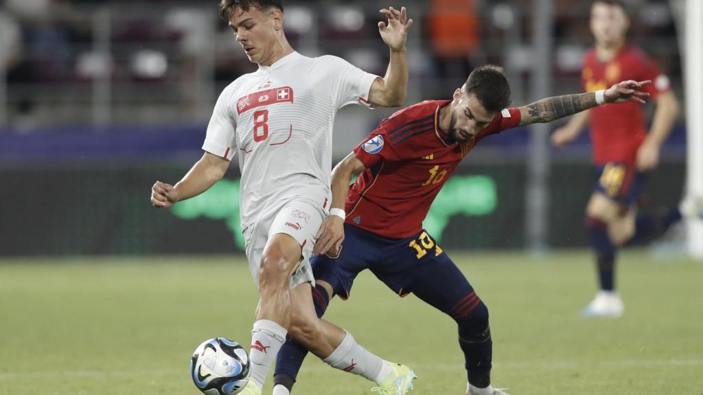 Rodri trata de robar un balón.
