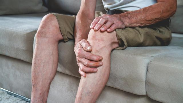 Un hombre se aqueja de un dolor en la pierna.