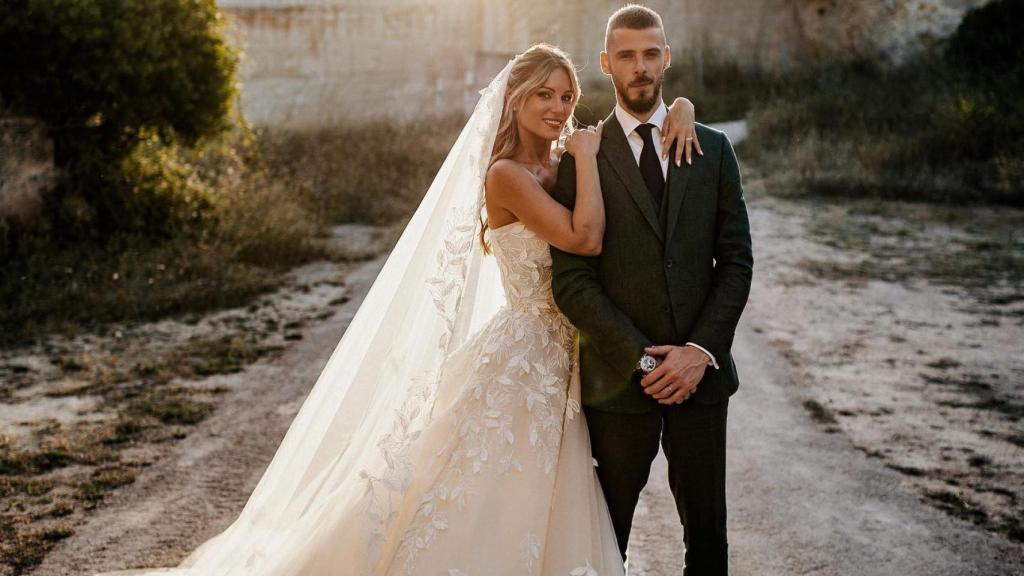 La cantante Edurne y su flamante esposo, David de Gea, tras darse el 'sí, quiero', en Menorca.