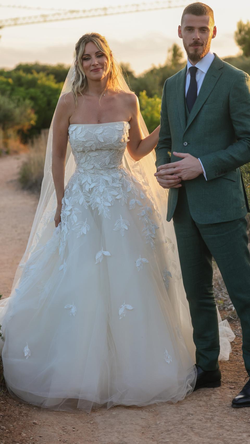 El flamante matrimonio posando para la prensa, en el atardecer de este pasado sábado.