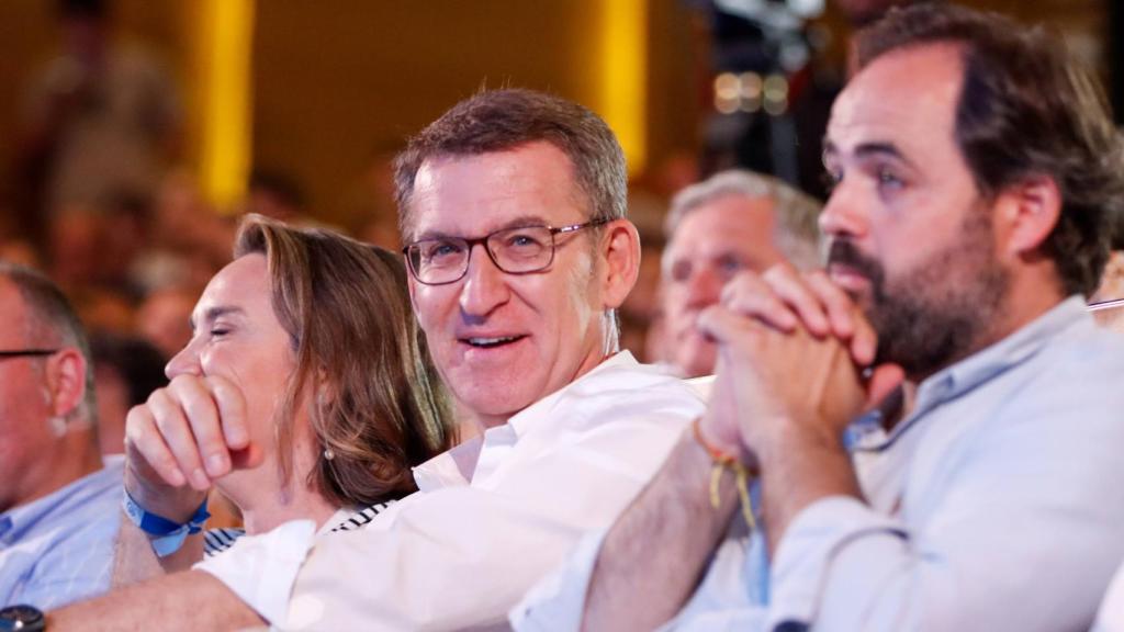 Alberto Núñez Feijóo, entre Cuca Gamarra y Paco Núñez