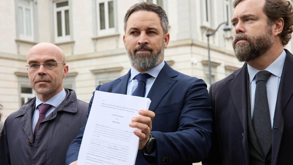 Jorge Buxadé, Santiago Abascal e Iván Espinosa de los Monteros, en diciembre de 2022, en Madrid.
