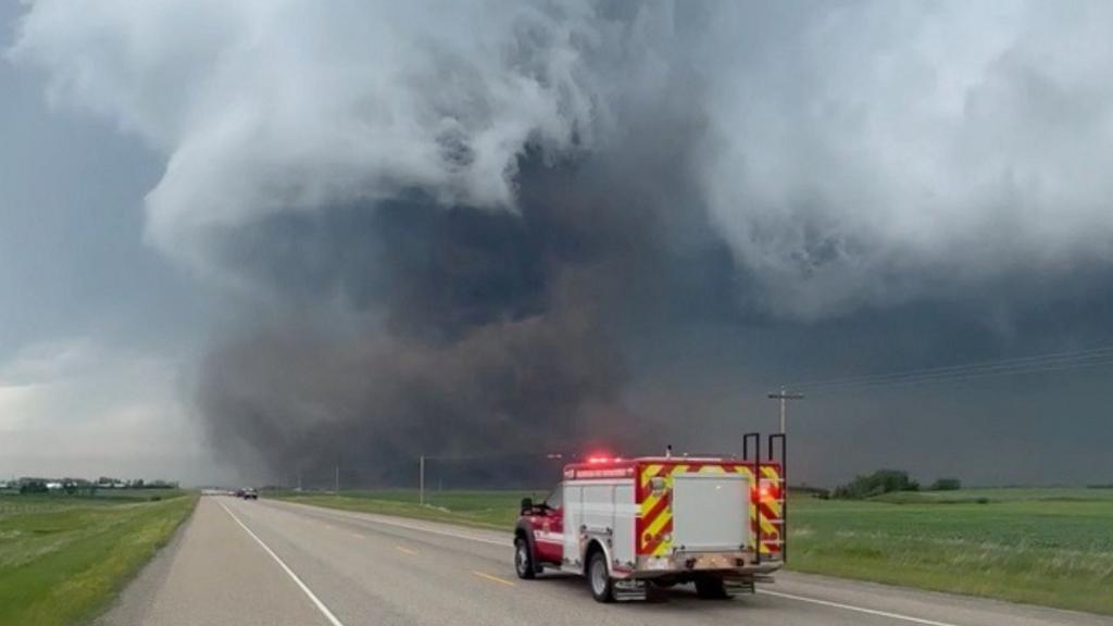 Tornado en la provincia de Alberta, Canadá.
