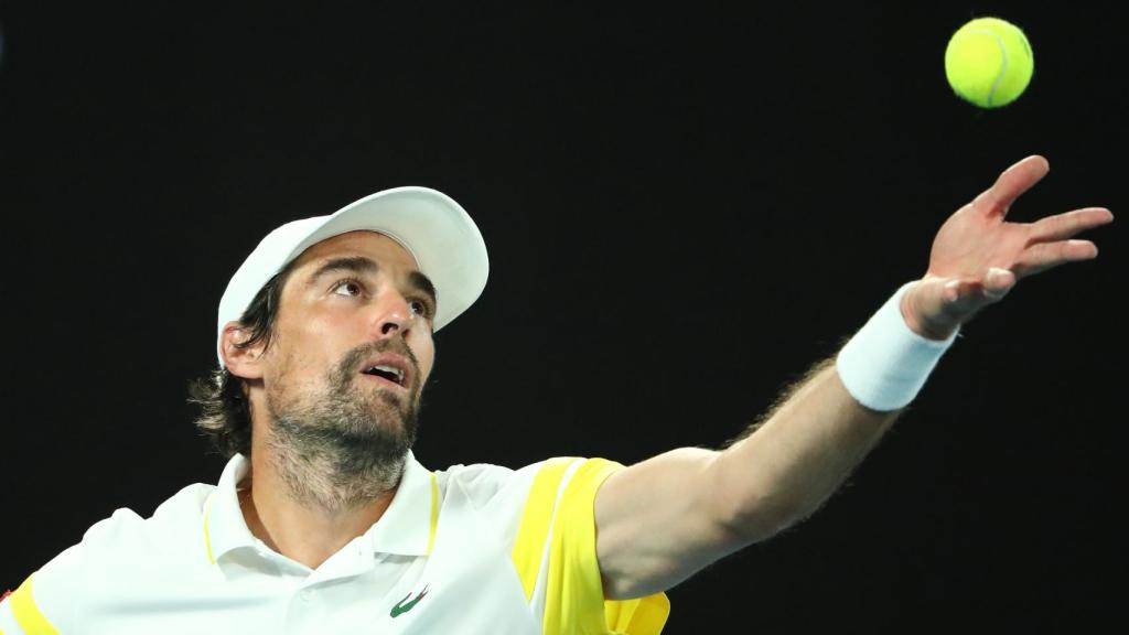 Jeremy Chardy ejecuta un servicio.